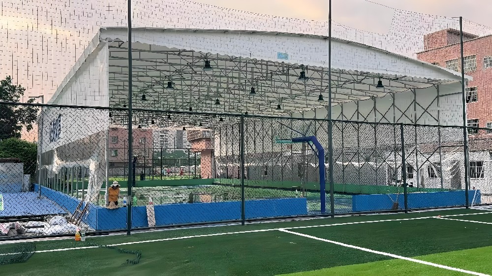 球（qiú）場雨棚